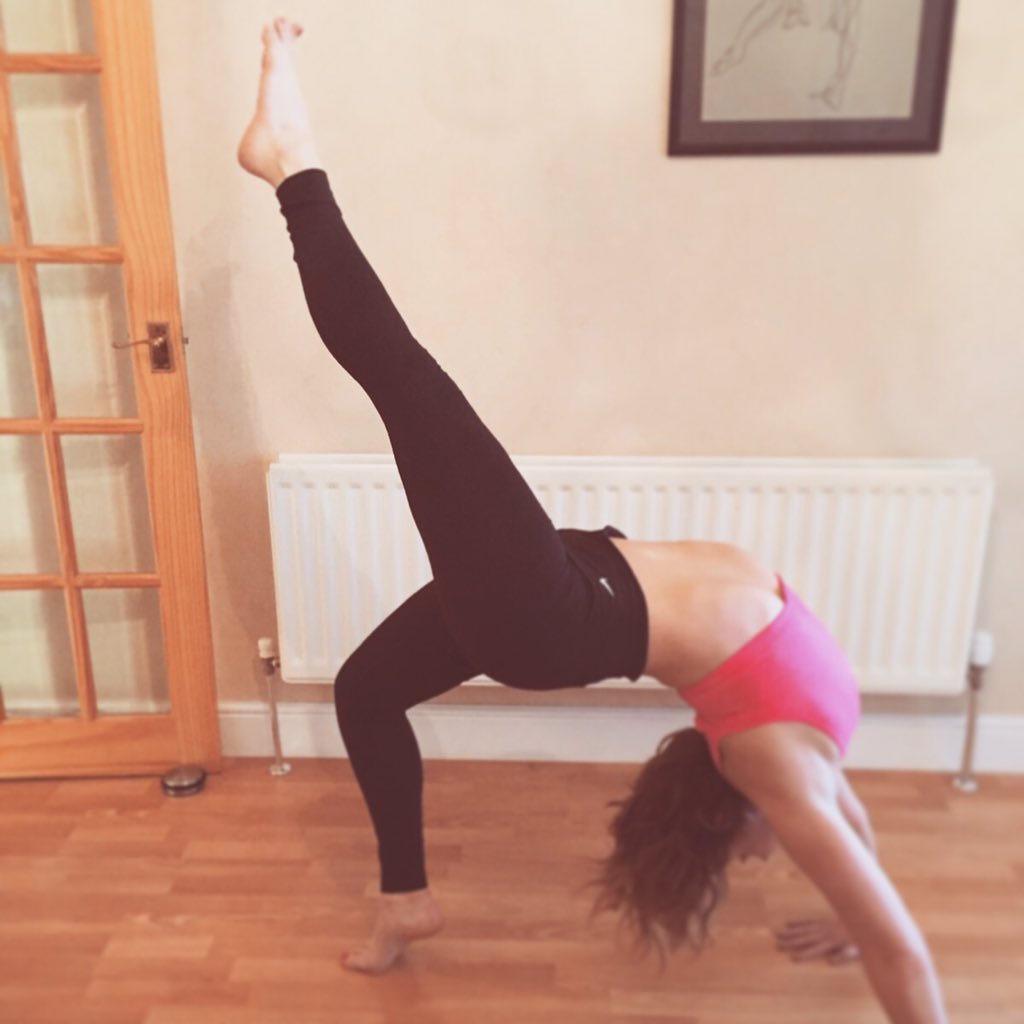 Yoga_with_Elle's tweet photo. Do what makes you feel GOOD. #OneLeggedWheelPose #dailyasana #YogiElle #YogaWithElle #DoYourPracticeAndAllIsComing https://t.co/IHAThLa51c
