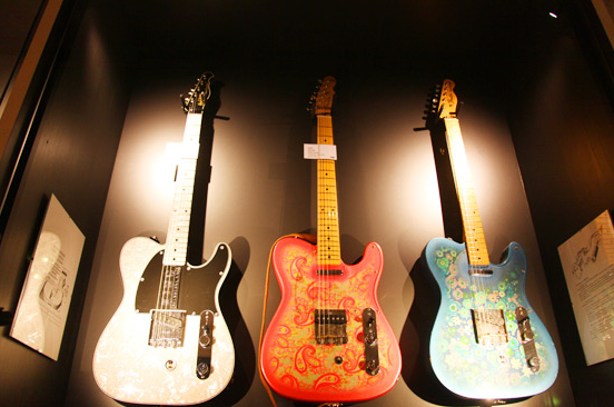 andrechaos's tweet photo. O Museu de Guitarras no interior da Suécia https://t.co/KSpfjFrYRx #Umea2014 #ttot https://t.co/fM38viwJV0