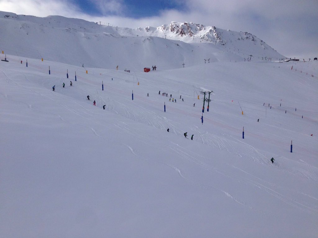Astunesqui's tweet photo. Ayer volvió a caer más nieve y así ha quedado hoy la estación.
mañana abriremos 32 km y para el
fin de semana...más! https://t.co/Bsh1BhueMN