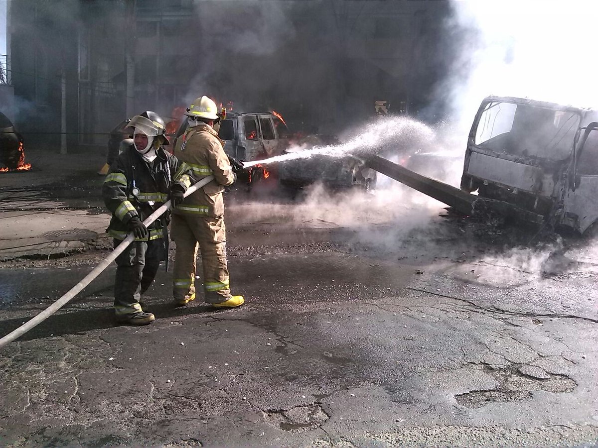 PCJalisco's tweet photo. A causa del #Incendio de la Pipa de Gas, se afectaron vehículos particulares. Continuamos atendiendo la emergencia https://t.co/uoRDK7FsqA