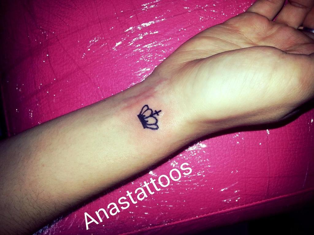 Crown tattoo for girls تتو تاج دخترونه و یه فونت کوچیک . . . . . . . .  @omid_tattoo_66 . . .#tattoobatumi#tattooartist#girl #tattoomodel#batumi#dövme#tattoosmall#ტატუ#georgia#татуировка#тату#татумастер#батуми, image size:1024x768