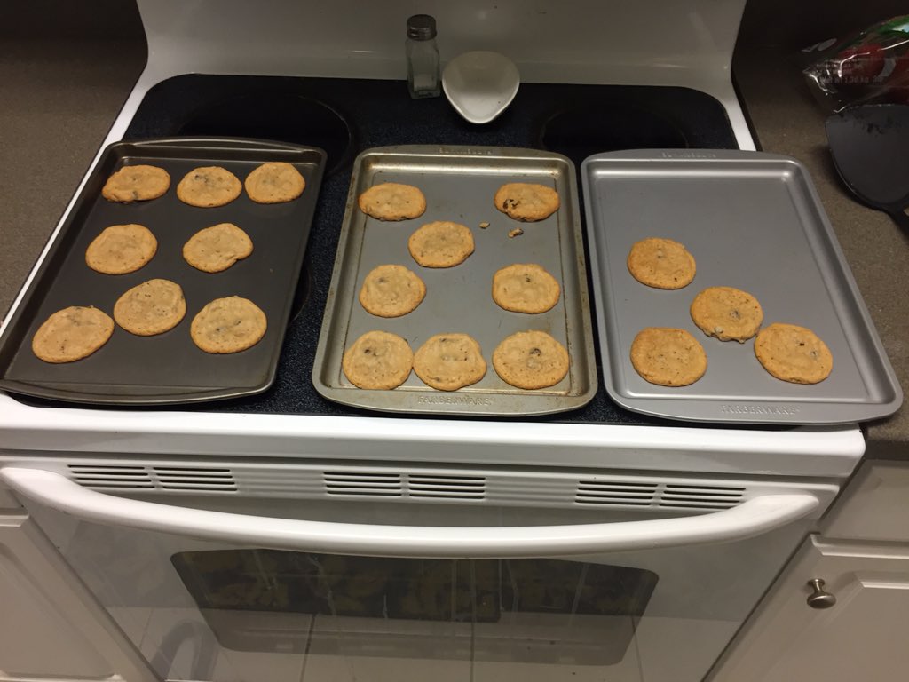 onlyinreslife's tweet photo. Made cookies for the on-call RAs. The way to an RA's heart is through their stomach. #WorkplaceLoveLanguage #gifts https://t.co/zqUp8QtJCn