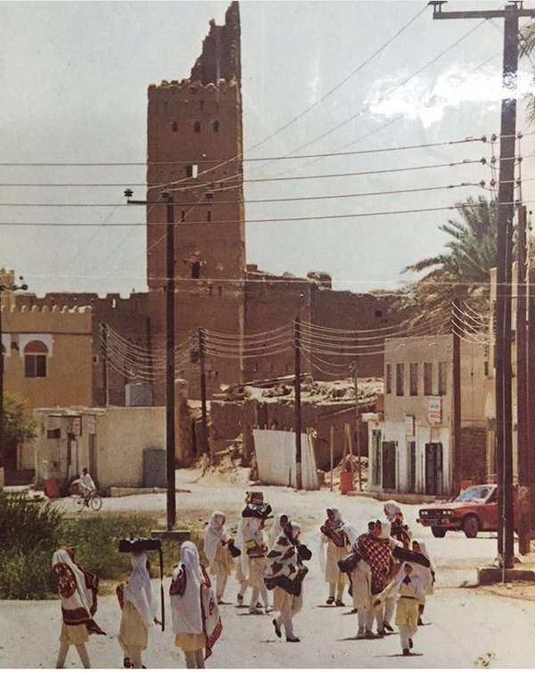oman_old's tweet photo. من الصور القديمة التي التقطت في ولاية #منح ويتضح في خلفية الصورة #برج_الجص يقف بكل شموخ . https://t.co/5lm8r7I5Pa