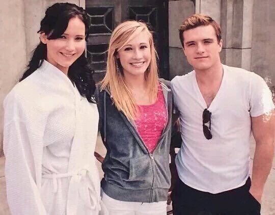 TheHungerGamers's tweet image. New/old photo of Jennifer Lawrence and Josh Hutcherson with a fan on the set of #TheHungerGames: Catching Fire. 🔥
