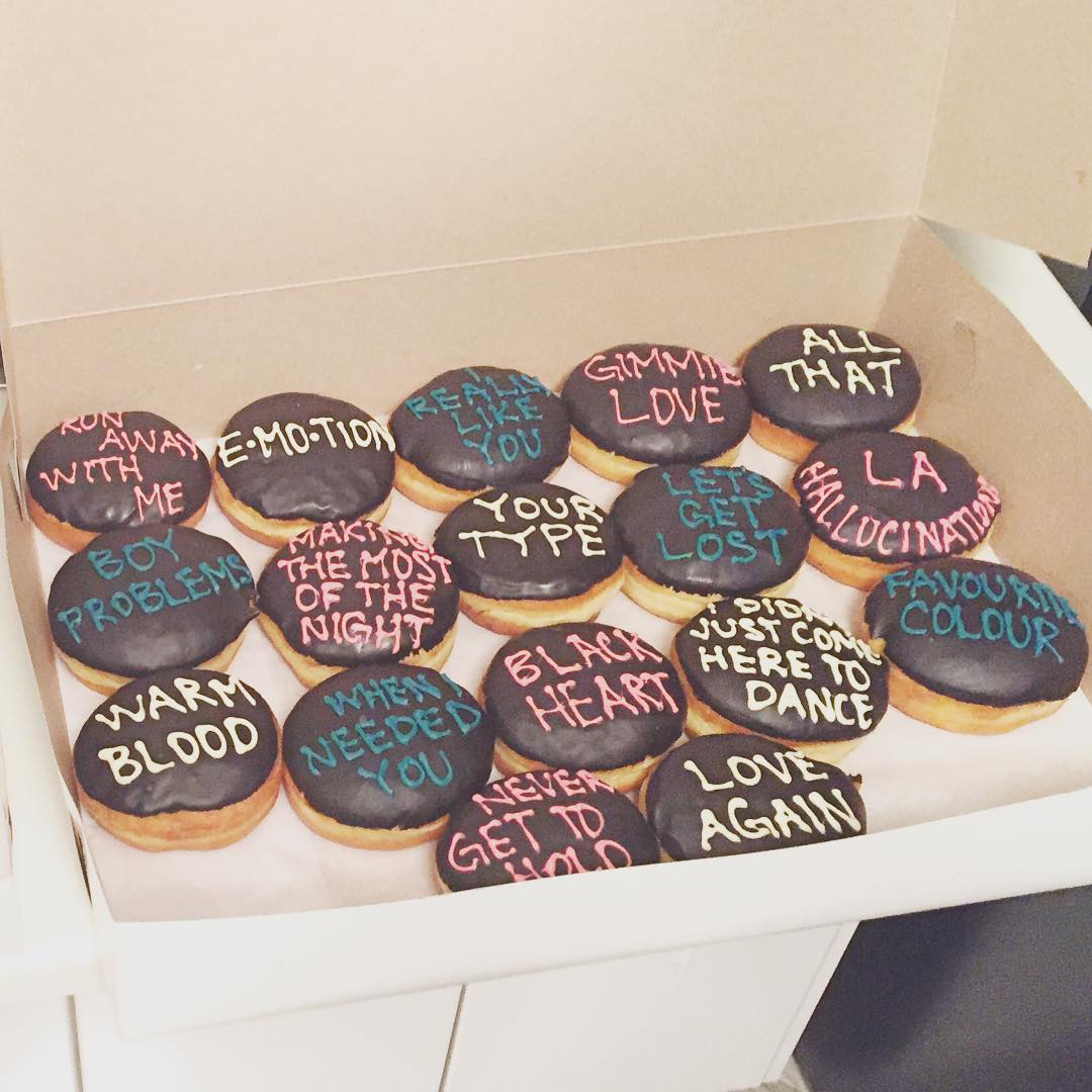 carlyraejepsen's tweet photo. Doughnut anyone? 🍩 #emotion https://t.co/owksVhlxBl