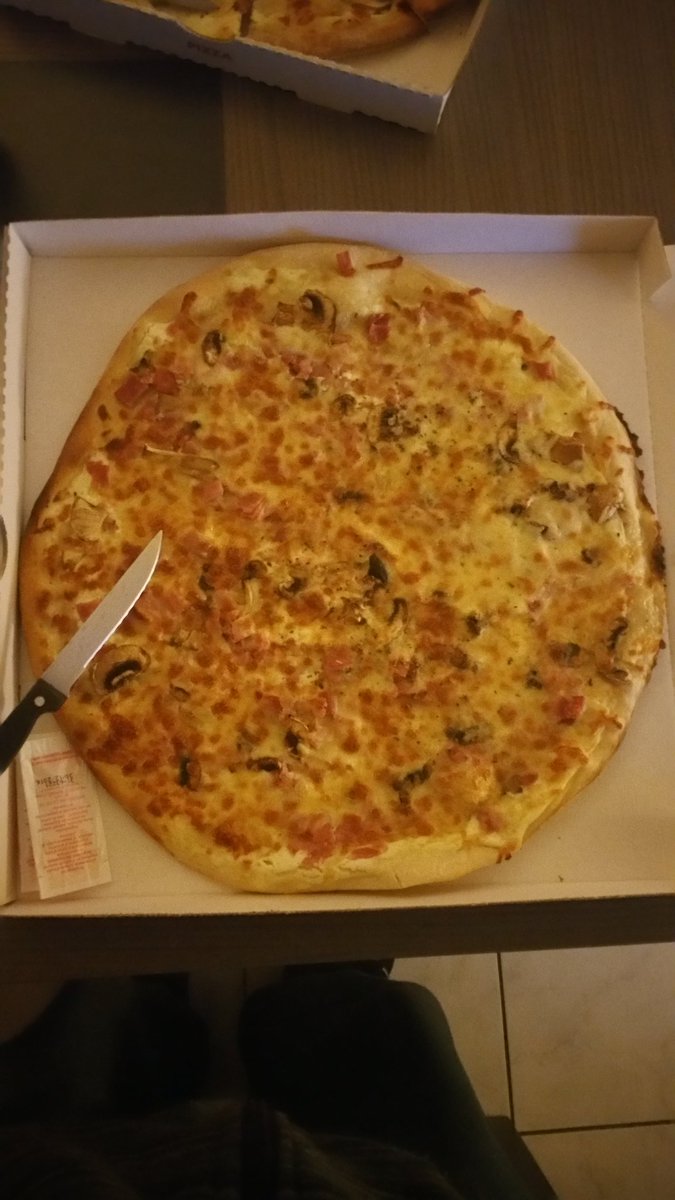 Supa_SkY's tweet photo. @funkyrouille @DrChicken7 @Oncle_Fernand pour moi c'est mega pizza ! ;) #MerciFemme https://t.co/b3NmhHQj2r