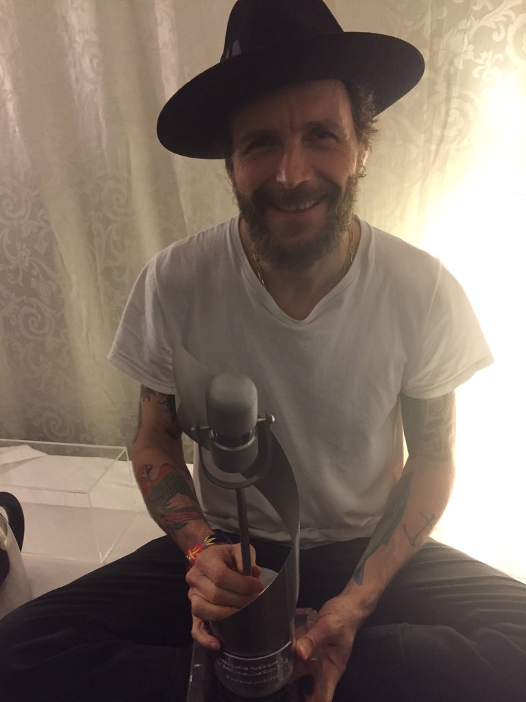 RedRonnie's tweet photo. Premio miglior tour 2015/16 di Assomusica @lorenzojova appena consegnato https://t.co/2XgnnRihqg