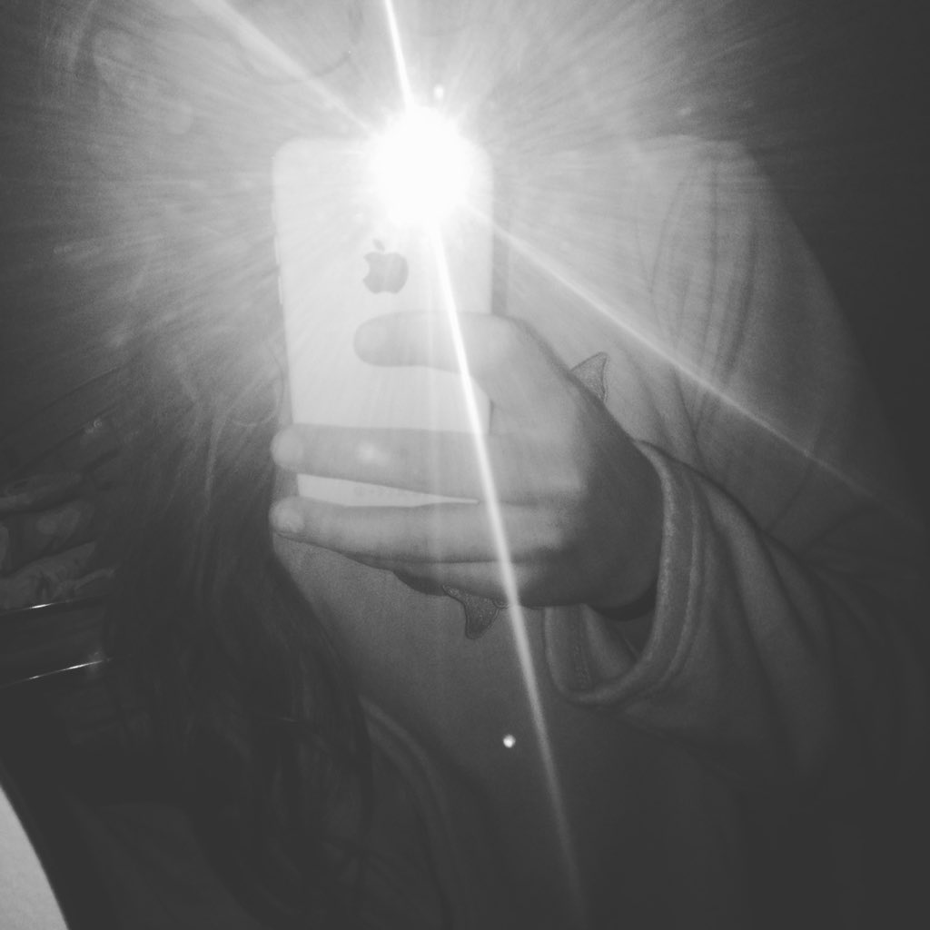 Charlotte Bavister na Twitteri: "Why do I love mirror selfies in black...