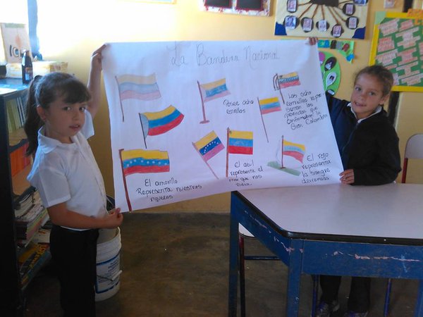 Niños de <a href="/EBSaladonegro/">EBSaladonegro</a> en el sector Capacho Viejo, realizando actividad cívica para exaltar los símbolos patrios