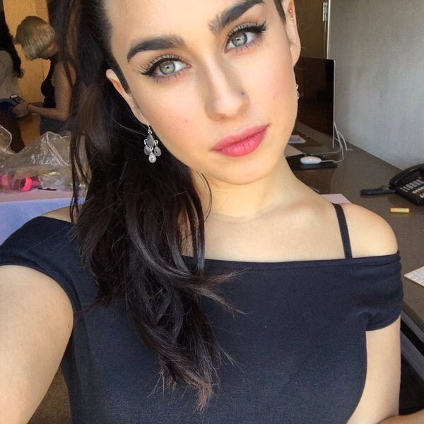 heyaspetsch's tweet photo. A ver si relajas con ser linda
#5HBRITsPerformance
#PopChoice Fifth Harmony
#HarmonizerShazam
#5HBestFans2016 https://t.co/6lRpYISUkT