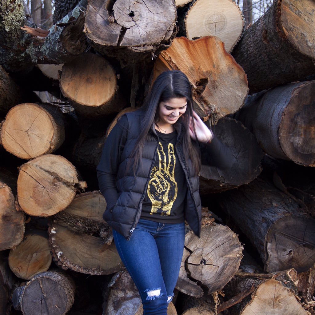 JAMESBARRETTCO's tweet photo. Smilin' on a Tuesday.
#JAMESBARRETTCO #PeaceTee #OffShoulder #Streetwear #WinterWear #Style #ootd #Fashion https://t.co/IYVadVf6XP