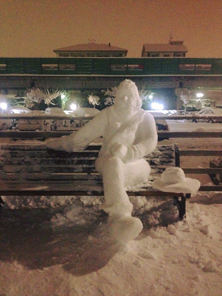 Continua a nevicare tra #Rende e #Cosenza..spunta un grazioso pupazzo di #Neve.