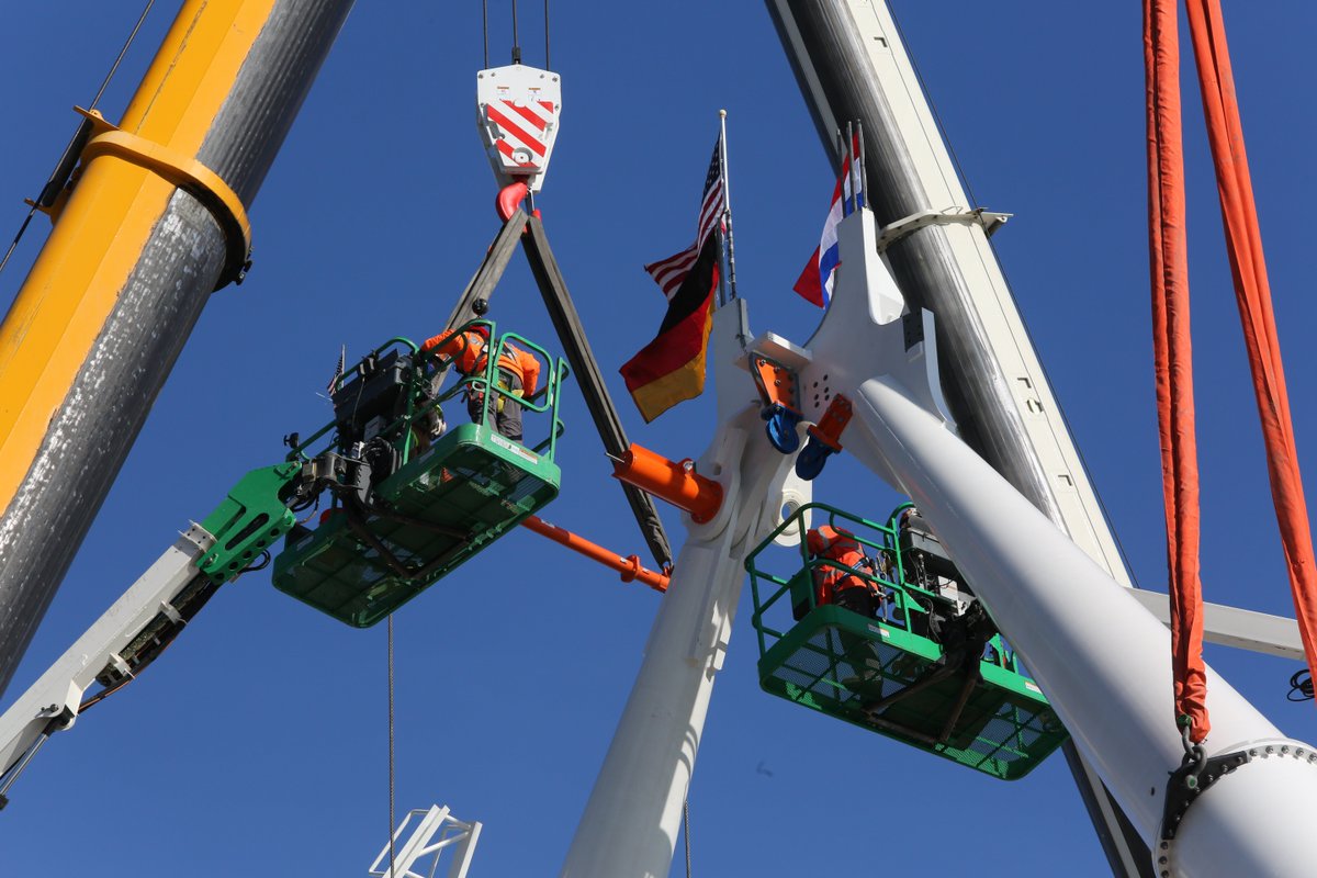 maggie_jwalker's tweet photo. The new Ferris wheel goes up at Navy Pier.  @PVelasquez52 @aperezTribune https://t.co/Ur2sscHEva https://t.co/kjySCJKupU
