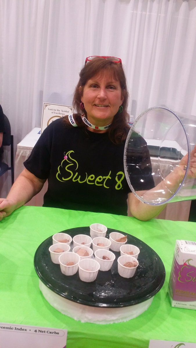 luckyrabbitsnx's tweet photo. LOVE my New Brands Pavillion neighbors. #Fresh8 at #wffs16 has 30 cal fudge bars that are delish! Great fam story! https://t.co/BwFs89du8O