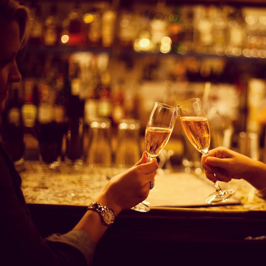 MaudesChicago's tweet photo. Come cozy up to the bar and cheers surviving the cold! #maudesays #cheers #maudesliquorbar https://t.co/bCr2Jdl6F1