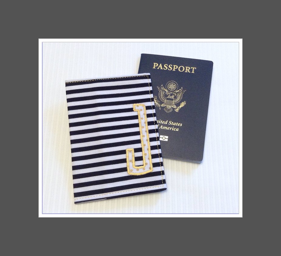 Alex_And_Ria_'s tweet photo. Set of 2 Monogrammed Passport Covers Destination Wedding Bridesmaid M… https://t.co/7131egR7cG #Etsy #BlackWhiteGold https://t.co/yltql4iiH5