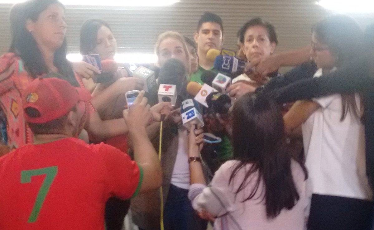 VoluntadPopular's tweet photo. Por orden de @joseviloriasosa @liliantintori @antonietamlopez tienen que desnudarse para entrar a RV #ViloriaSadico https://t.co/5oNv2G6aY7
