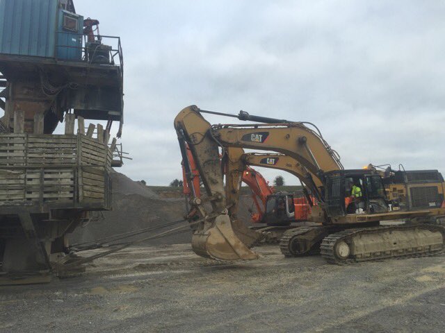 MavericContract's tweet photo. Towing a static crusher into new position with a #cat345, 365 and a #hitatchi 470 https://t.co/ESmSmss6Dr