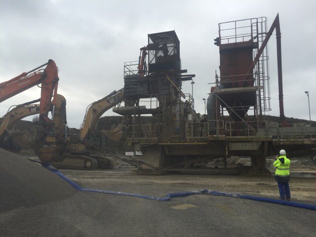 MavericContract's tweet photo. Towing a static crusher into new position with a #cat345, 365 and a #hitatchi 470 https://t.co/ESmSmss6Dr