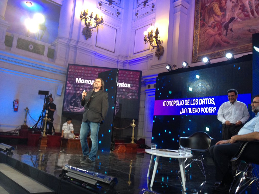 VTRChile's tweet photo. Físico @cesifoti, investigador de redes y sistemas en Panel 3: Monopolio de Datos, ¿un nuevo poder? @congresofuturo https://t.co/SbskPKzxE9
