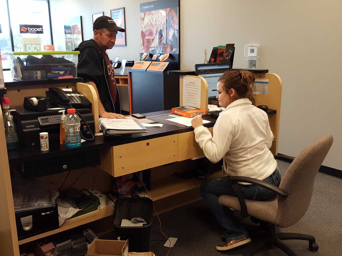 JasonThames's tweet photo. Graeson saving a customer from @MetroPCS ! Growing data saves the day! #GrowingData @MayeTiffany @SPG_JB @JonDBlitz https://t.co/Gu0dVjtKhp