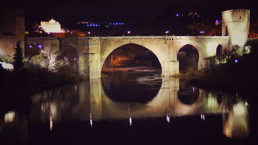 "A menudo pienso que la noche está más viva y más rica de colores que el día".
- Vincent V… ift.tt/1nwFtTX