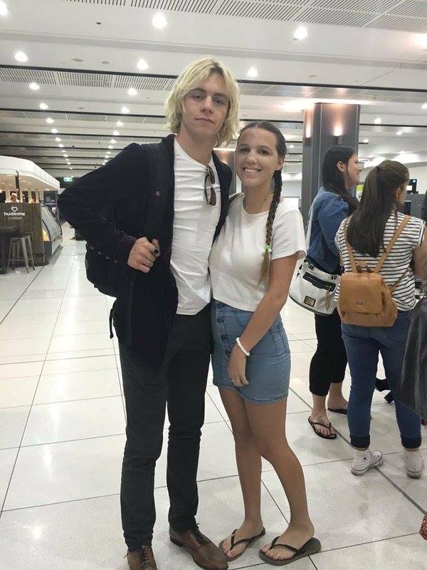 TDE_PHOTOS's tweet photo. Algunas fotos de fans junto a los chicos en el aeropuerto de Melbourne-Australia https://t.co/VdUpq0SJ14