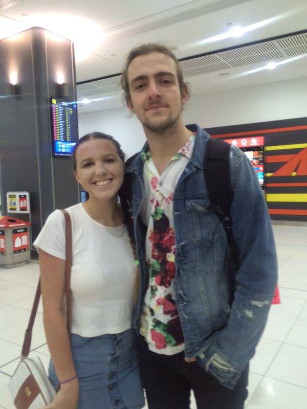 TDE_PHOTOS's tweet photo. Algunas fotos de fans junto a los chicos en el aeropuerto de Melbourne-Australia https://t.co/VdUpq0SJ14