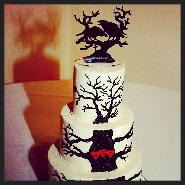 POE themed Wedding cake. Happy Birthday, Edgar Allan Poe! (Cake by Sugar Buzz! LLC) #WickedWeddings