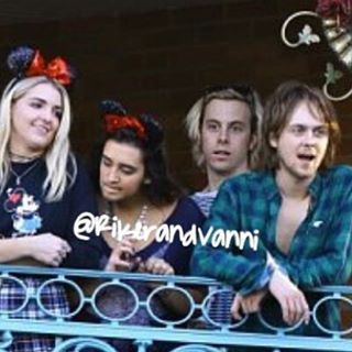 TDE_PHOTOS's tweet photo. Foto de cuando los chicos,menos Ross,fueron a Disney Adventure. https://t.co/o3Yy9Z6aMJ