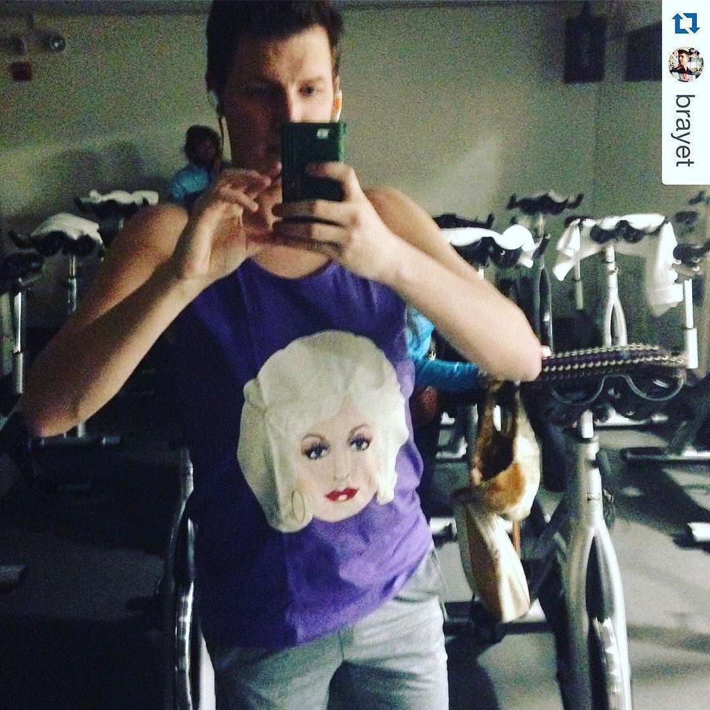 swishembassycom's tweet photo. #Repost @brayet
・・・
Tonight's #LadyTank (@ladywatchpod) honors, the one and only @DollyPar… https://t.co/dFCuNm3rX1 https://t.co/oWZCx0YglQ