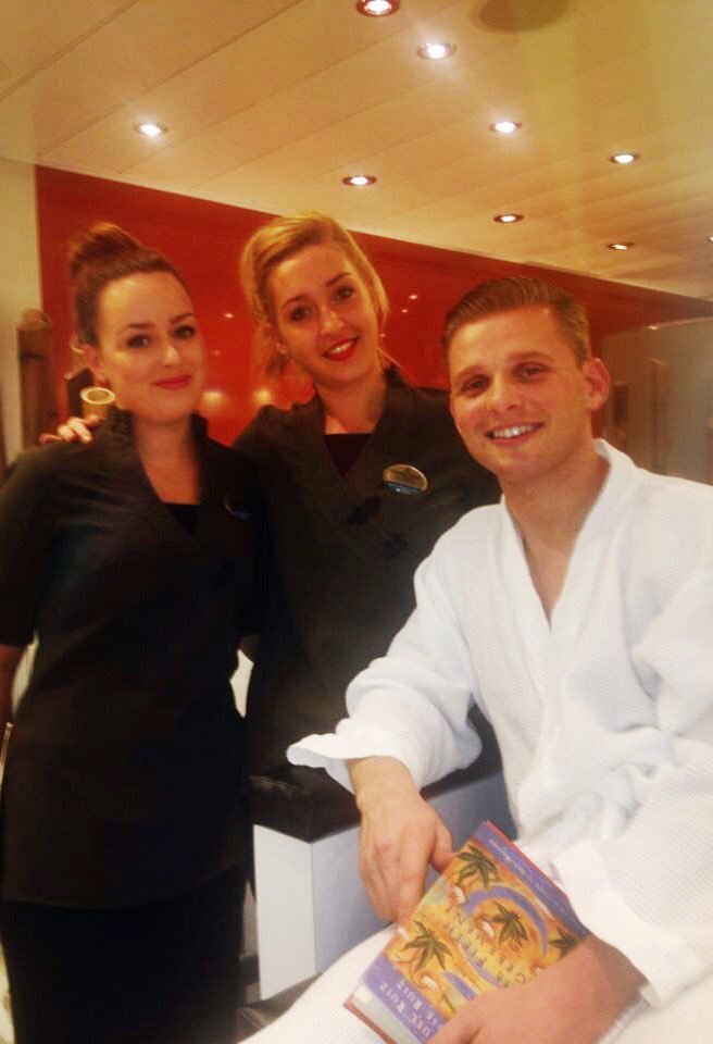 hodgkinson94's tweet photo. 1 year ago today we met @JeffBrazier on the Oasis of the seas! 😍❤️ https://t.co/2ywvGQbV8n