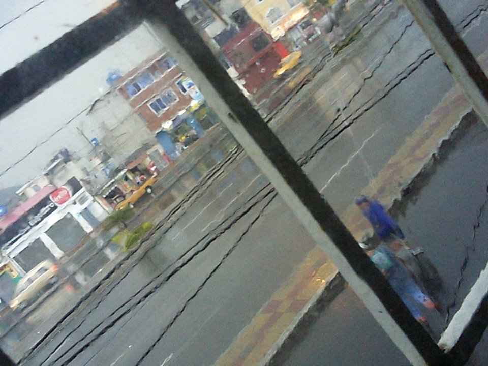 Coffebook's tweet photo. Y se vino la rica lluvia... #rain #Duran #ViewRoom #NohayApapachos https://t.co/oSIMHNKRf7