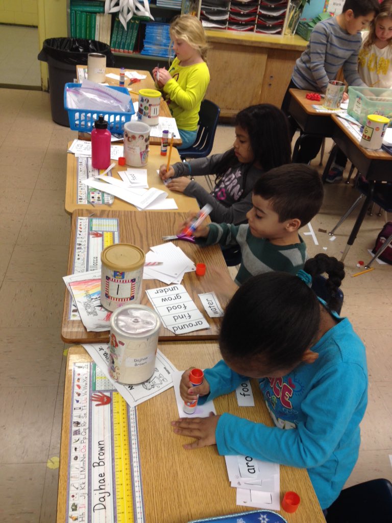 Mrs_DStubbs's tweet photo. Hard at work. #centers #latertweet #skipcounting #mlktimeline #hfwords #longU @OaksSchool3 https://t.co/ZMoYdkkBE7