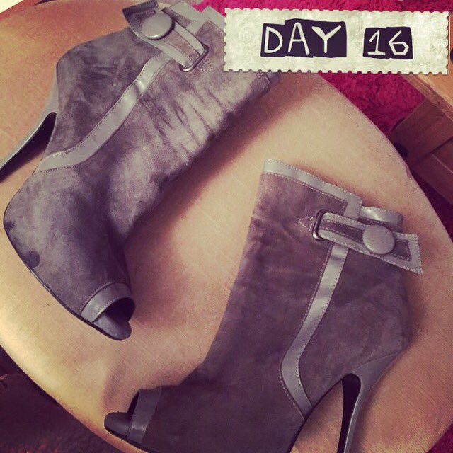 JennieLHiggins's tweet photo. Today's instalment. #day16 #100daysofshoes #shoes #boots #heels #grey https://t.co/CqUKrlXSdX