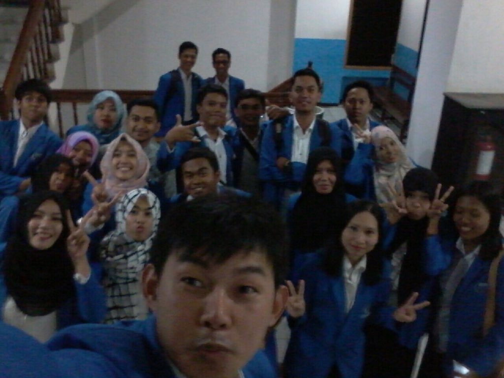 QhikyUswatun's tweet photo. makhluk" yg kalau k'kampus jarang mandi, bau kringat, muka berminyak,kusam, parfumnya aja yg sekilo 😂😂#pemburudolar https://t.co/zcT2jkq26P