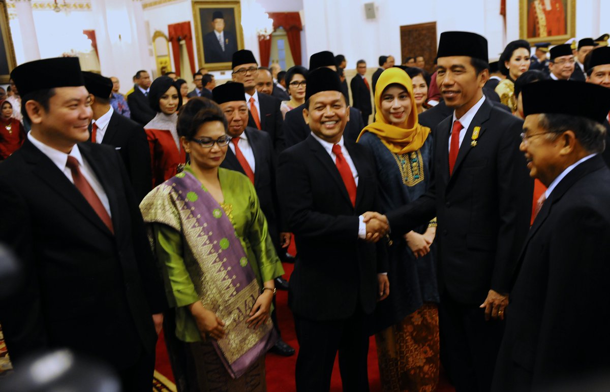setkabgoid's tweet photo. Dipimpin Soetrisno Bachir,Presiden Jokowi Lantik Pengurus Komite Ekonomi &amp; Industri Nasional https://t.co/yKEb0gwnox https://t.co/cKcTNE0ol8