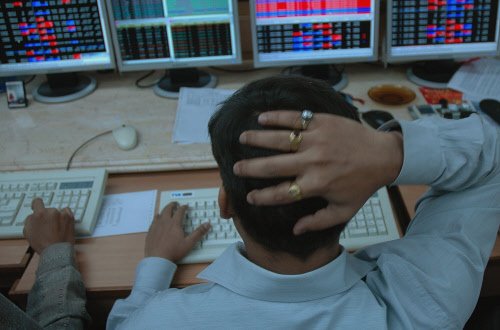 #SensexDown | #Sensex slips over 400 points; Nifty50 below 7,350 level ow.ly/Xiz8r