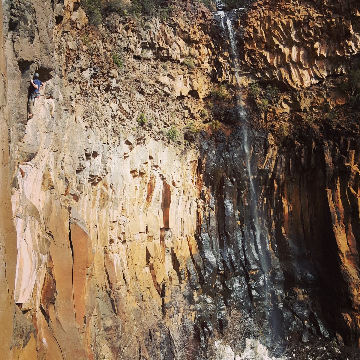 PHXClimbsEvents's tweet photo. A little snow out at the Oak Creek Waterfall today! https://t.co/qgwUzV1S12