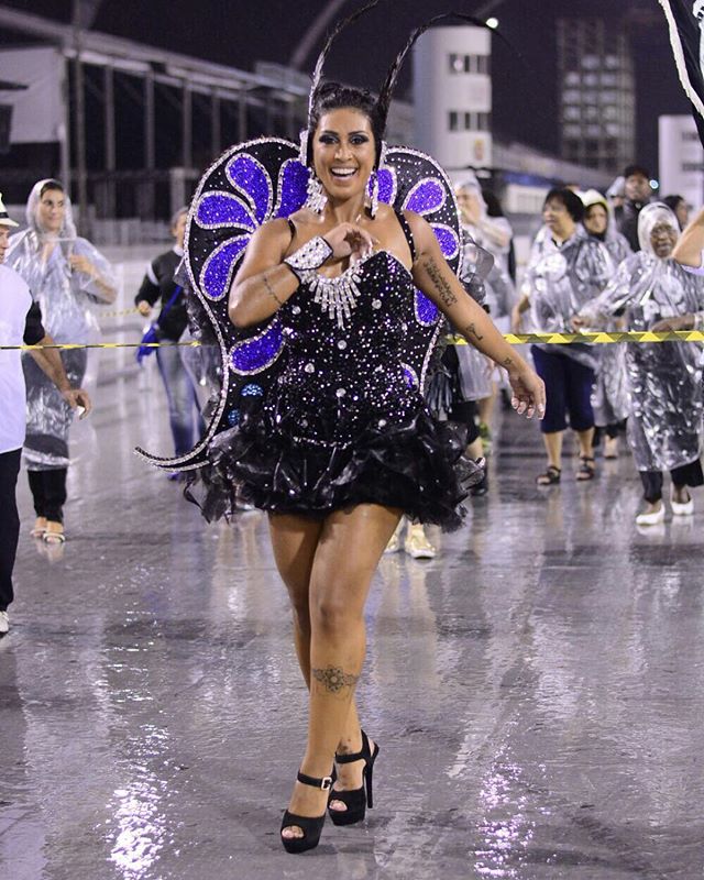 team_djehdian's tweet photo. Na pista ela arrasa, sensualiza pra geral, e as invejosa? Ah as invejosa passa mal 😂 @AmandaDjehdian https://t.co/tbMhb6g9m1