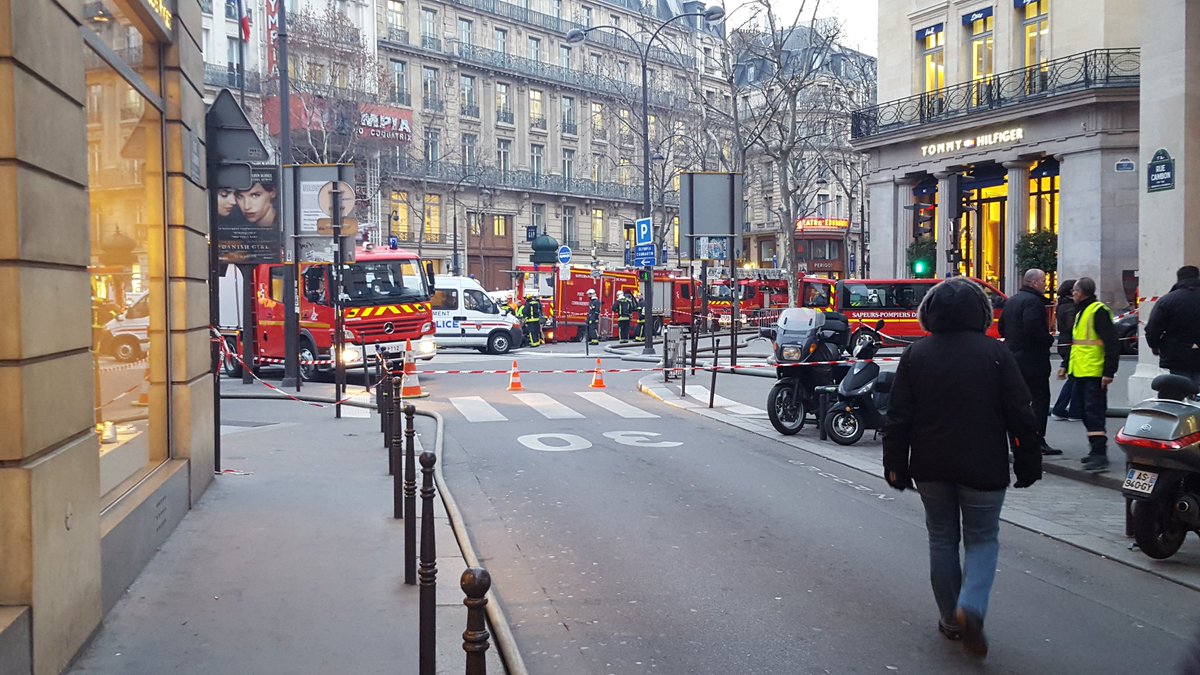 Chris_InShape's tweet photo. Fire at the Ritz Hotel in Paris / incendie à l'hôtel Ritz à Paris #policelife #copslive #policeofparis https://t.co/9lZOyl8PDG