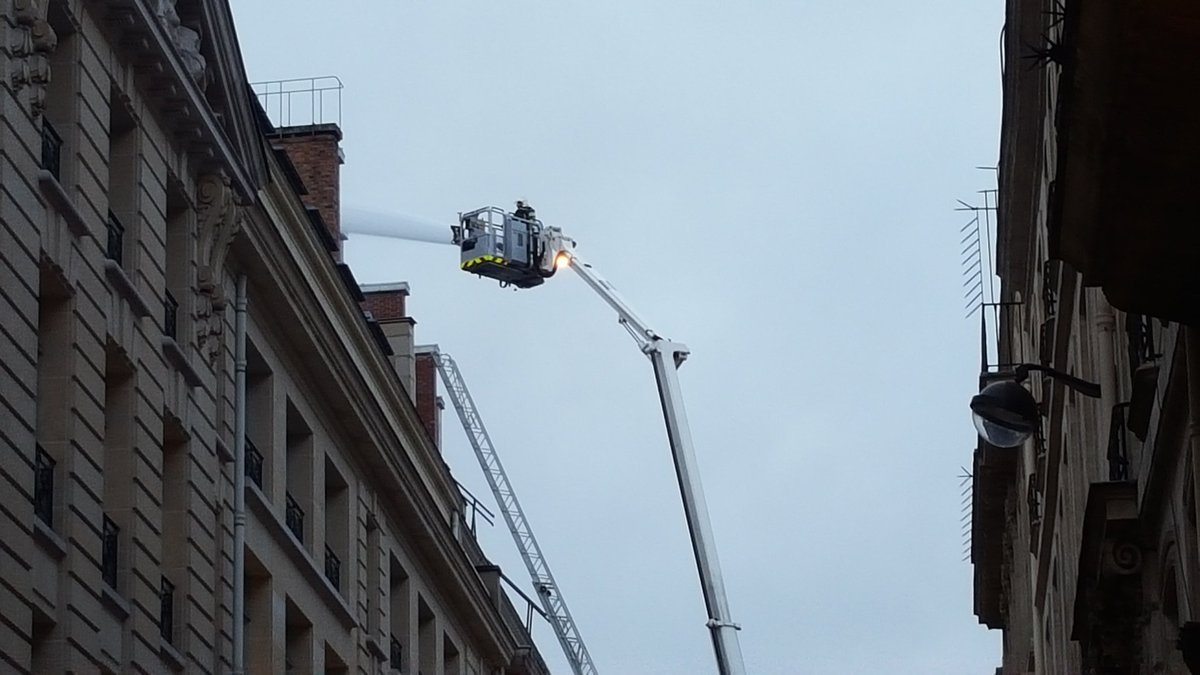 Chris_InShape's tweet photo. Fire at the Ritz Hotel in Paris / incendie à l'hôtel Ritz à Paris #policelife #copslive #policeofparis https://t.co/9lZOyl8PDG