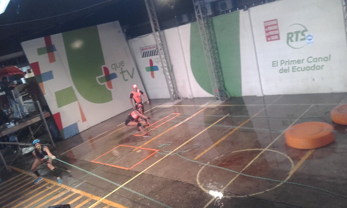 RTS_CombateEc's tweet photo. En duelo de llantas las participantes del equipo Naranja pasan a disputarse el puesto. #CombateLaIntocable https://t.co/o9lBmyISHB