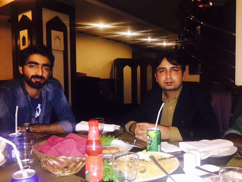 TahirKhattakk's tweet photo. Had a Dinner & Meetup with Jamali shb & @murad_lala at Royal Taj Hotel #Hyderabad !! 🍗🍖🍲🍺
#ExploringSindh https://t.co/Bwy8oXMhak