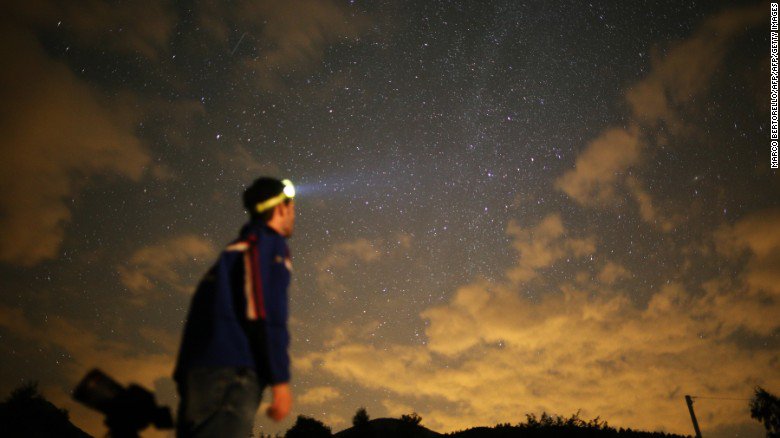 CNN's tweet photo. If you don't mind getting up a bit early, you could see five planets (and a comet!) https://t.co/mTYw7v56RD https://t.co/VbMRXGQpUP