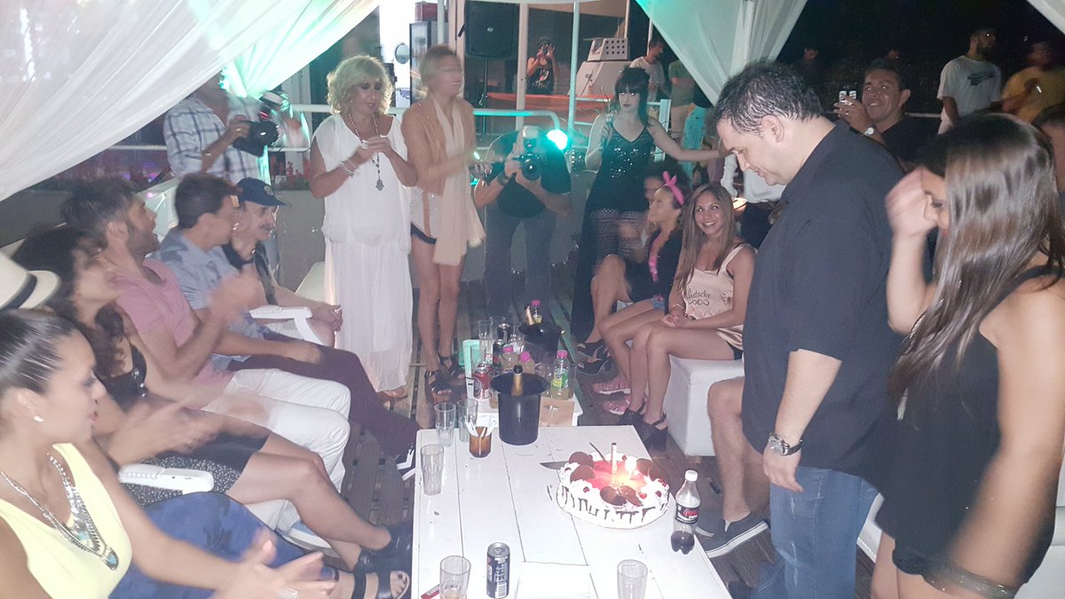 nicodiraimondo's tweet photo. Hoy estamos de festejo en @amarras_ok !! Feliz cumpleaños querido @grgproducciones !! 🎂🎂🎂 #elclubdelosestafadores https://t.co/a8M1AU4IfF