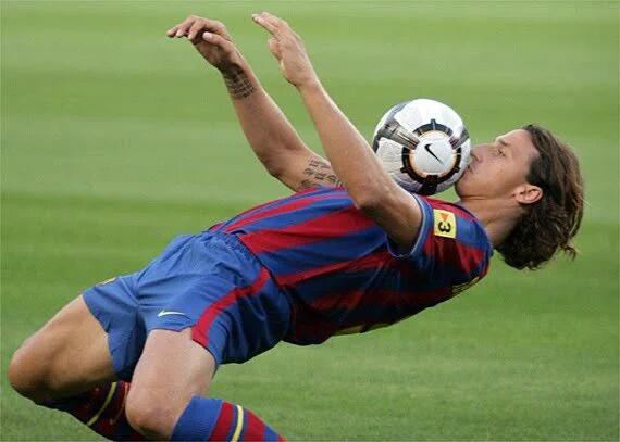 SoyArgen's tweet photo. -Zlatan, vos la sabes dormir con el pecho?
-yyy, vo fijate https://t.co/g8afDwFD6L