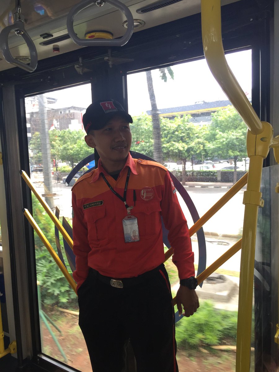 UNTROfficial's tweet photo. Kak Ari yaitu Satgas On-Board yang bertugas hari ini menemani adik2 kalau ada apa2 lapor Kak Ari ya! #UTFUTURE https://t.co/xi77nD33WD