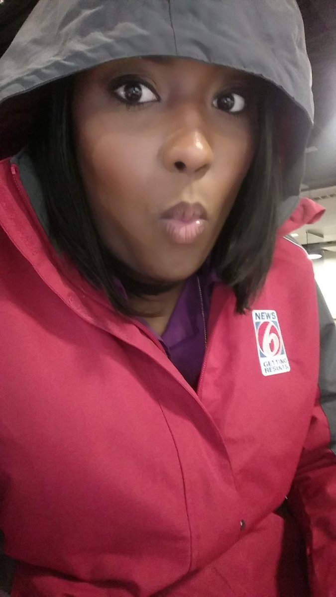 SachelleOnAir's tweet photo. Will someone turn the AC down? #deskflow https://t.co/bAOdhnCcRK