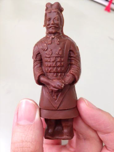 妹がくれた兵馬俑チョコ、すごい食べにくい